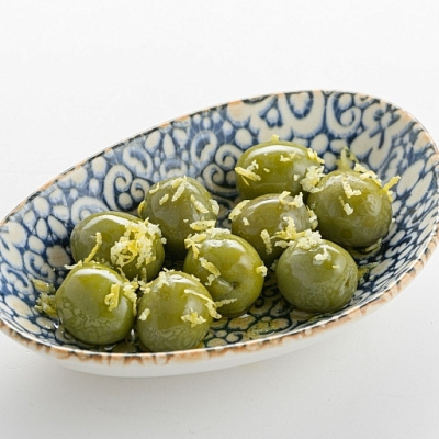 Оливки, маринованные с цедрой апельсина